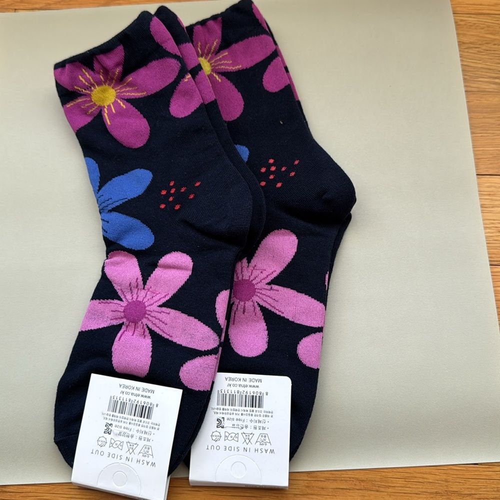 Women’s Purple Floral Socks. Trendy Floral socks with a decorative floral p…